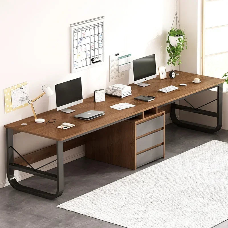 Bureau ergonomique informatique sombre