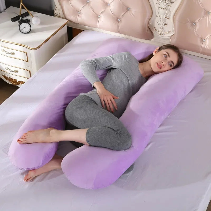 Coussin d'allaitement ergonomique violet lit