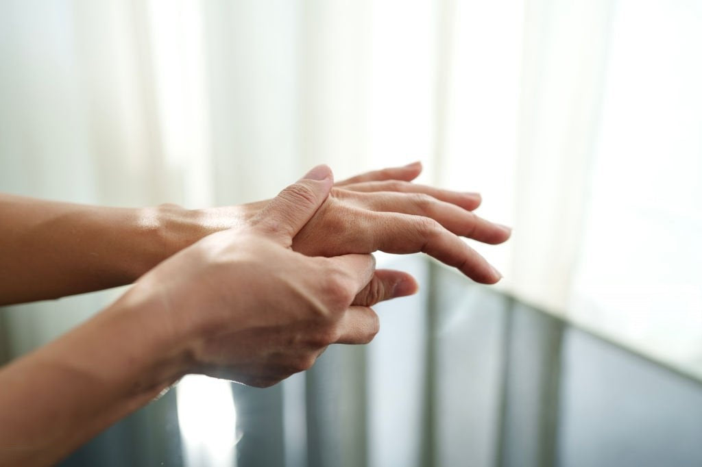 Arthrose, douleurs au pouce, troubles musculo-squelettiques : quelle souris ergonomique peut soulager vos douleurs ?
