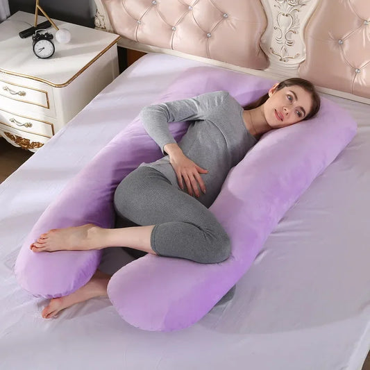 Coussin d'allaitement ergonomique violet lit