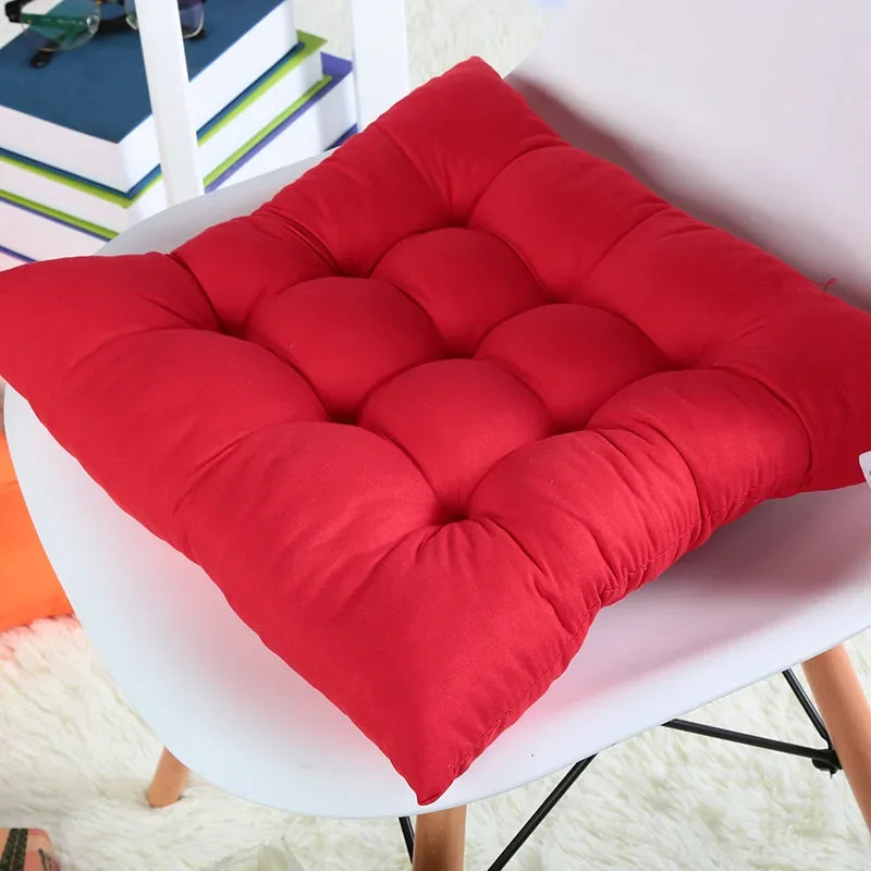 Coussin de chaise ergonomique rouge sur chaise