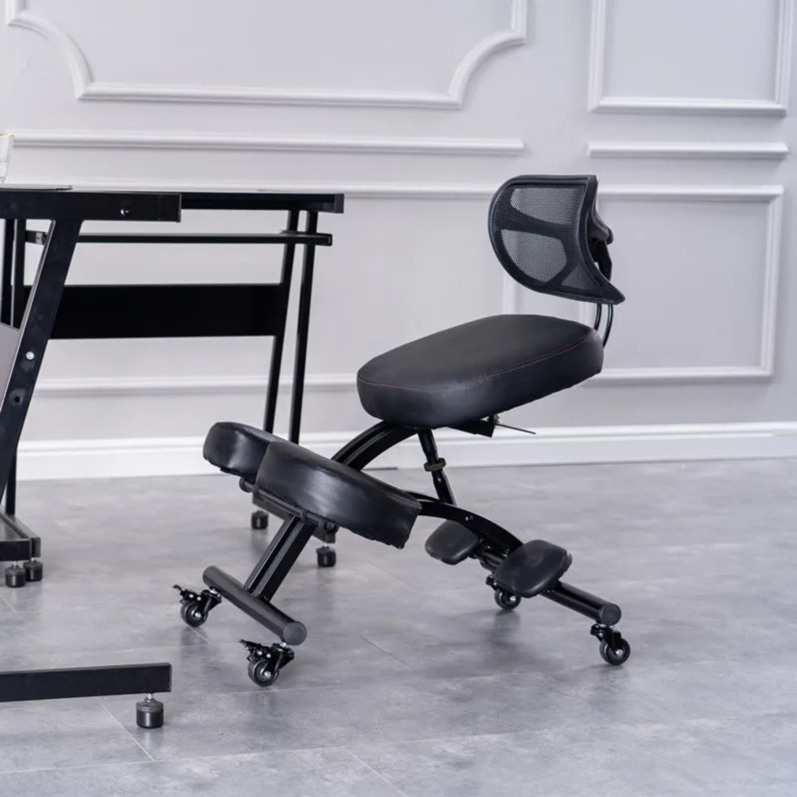 une- chaise-assis-debout-ergonomique